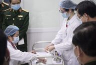 Việt Nam bắt đầu tiêm mũi 2 vắcxin COVID-19 liều 25mcg cho 3 người