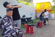 Mở salon cắt tóc miễn phí trên vỉa hè