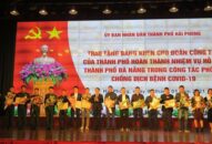 UBND thành phố trao tặng Bằng khen cho 33 bác sĩ, điều dưỡng và 5 quân nhân tham gia hỗ trợ thành phố Đà Nẵng phòng chống dịch COVID-19