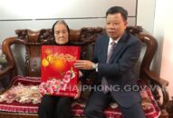 Trưởng Ban quản lý Khu kinh tế Hải Phòng thăm, tặng quà các hộ gia đình chính sách trên địa bàn quận Đồ Sơn