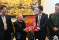 Phó Chủ tịch UBND thành phố Lê Khắc Nam đi thăm và tặng quà các gia đình chính sách