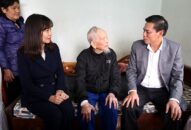 Chủ tịch UBND thành phố Nguyễn Văn Tùng thăm, tặng quà gia đình chính sách tại huyện An Dương