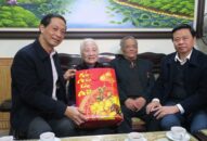 Phó Bí thư Thường trực Thành ủy Đỗ Mạnh Hiến đi thăm và tặng quà các gia đình chính sách nhân dịp Tết Nguyên đán
