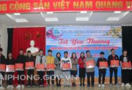 60 suất quà được Hội LHPN quận Lê Chân trao tặng nhân dịp Tết Nguyên đán Tân Sửu năm 2021