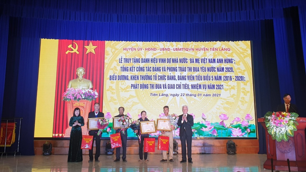 Đồng chí Nguyễn Đình Chuyến, Chủ nhiệm Ủy ban Kiểm tra Thành ủy và đồng chí Nguyễn Thị Mai Phương, bí thư Huyện ủy Tiên Lãng trao bằng truy tặng danh hiệu vinh dự nhà nước “Bà mẹ Việt Nam anh hùng” cho thân nhân các gia đình./. Đồng chí Nguyễn Đình Chuyến, Chủ nhiệm Ủy ban Kiểm tra Thành ủy và đồng chí Nguyễn Thị Mai Phương, bí thư Huyện ủy Tiên Lãng trao bằng truy tặng danh hiệu vinh dự nhà nước “Bà mẹ Việt Nam anh hùng” cho thân nhân các gia đình./.