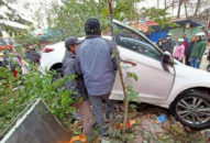 Ôtô con mất lái lao vào khu chợ làm nhiều người bị thương