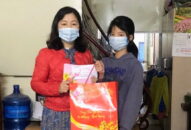 Trao tặng 50 suất quà Tết cho các em học sinh có bố mẹ đang công tác ngoài biển đảo và ở tuyến đầu chống dịch