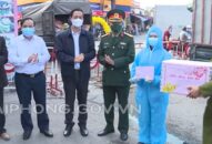 Phó Bí thư Thường trực Thành ủy thăm, tặng quà Tết cho lực lượng làm nhiệm vụ tại chốt kiểm soát dịch ngã ba Quý Cao