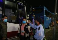 Khởi hành chuyến xe đưa hàng trăm công nhân lao động về quê ăn Tết