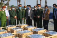 Phó Chủ tịch UBND thành phố Lê Khắc Nam kiểm tra và động viên chốt kiểm soát dịch COVID-19 và lực lượng bắn pháo hoa