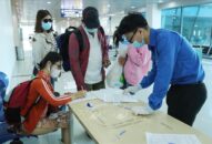 Thanh niên xung kích hỗ trợ cảng hàng không ngày Tết