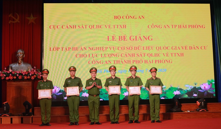 Biểu dương các tập thể, cá nhân có thành tích xuất sắc trong phong trào “Toàn dân bảo vệ ANTQ”