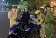 Lực lượng công an bám chốt trên tuyến đầu chống dịch