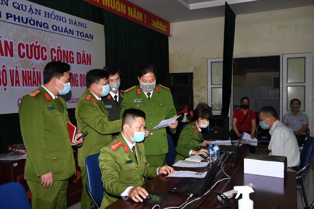 Đại tá Bùi Trung Thành – Phó Giám đốc CATP cùng các thành viên trong đoàn công tác kiểm tra quy trình cấp CCCD lưu động tại Nhà Văn hoá phường Quán Toan (Hồng Bàng)