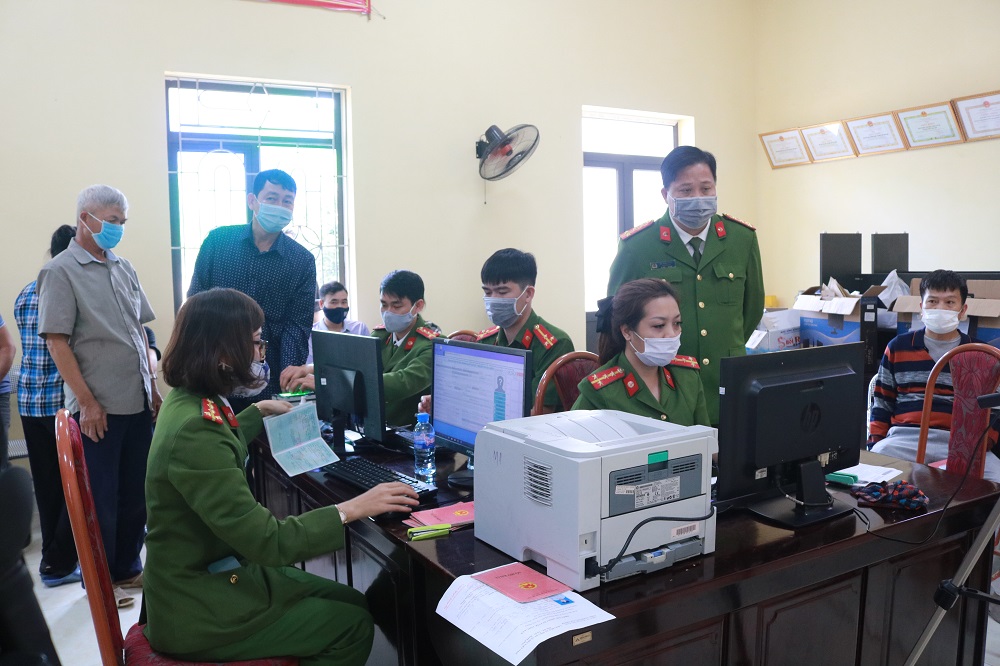 Đại tá Bùi Trung Thành – Phó Giám đốc CATP kiểm tra quy trình cấp CCCD lưu động phường Tân Thành (Dương Kinh)