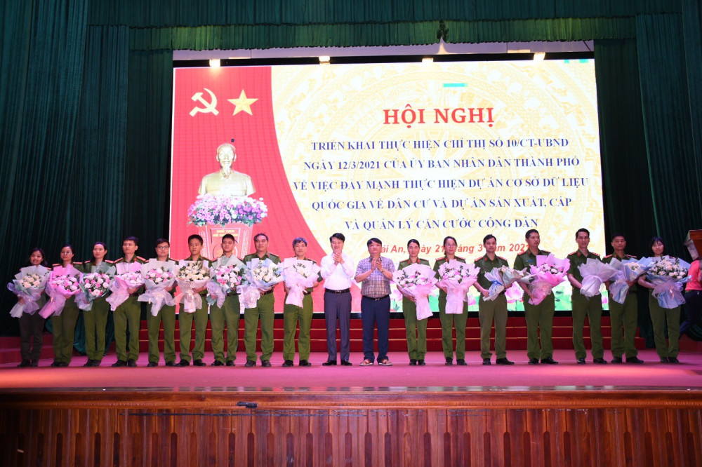 Bí thư Quận ủy - Nguyễn Văn Tuấn và Chủ tịch UBND quận Hải An - Nguyễn Công Hân biểu dương lực lượng Công an làm nhiệm vụ cấp CCCD