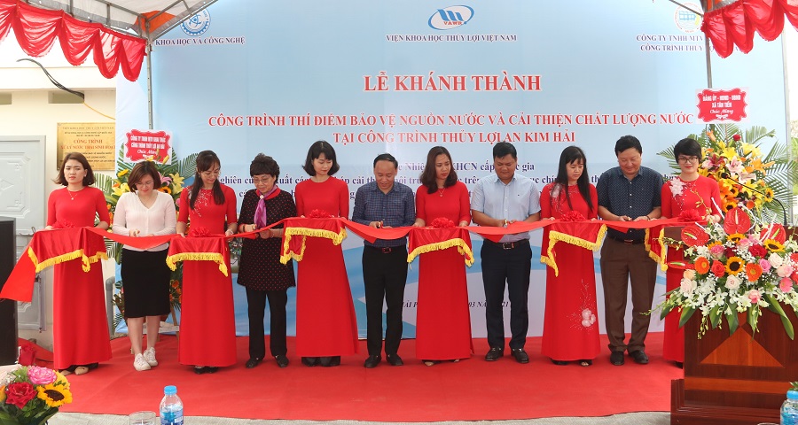 Các đại biểu cắt băng đưa công trình vào sử dụng. 