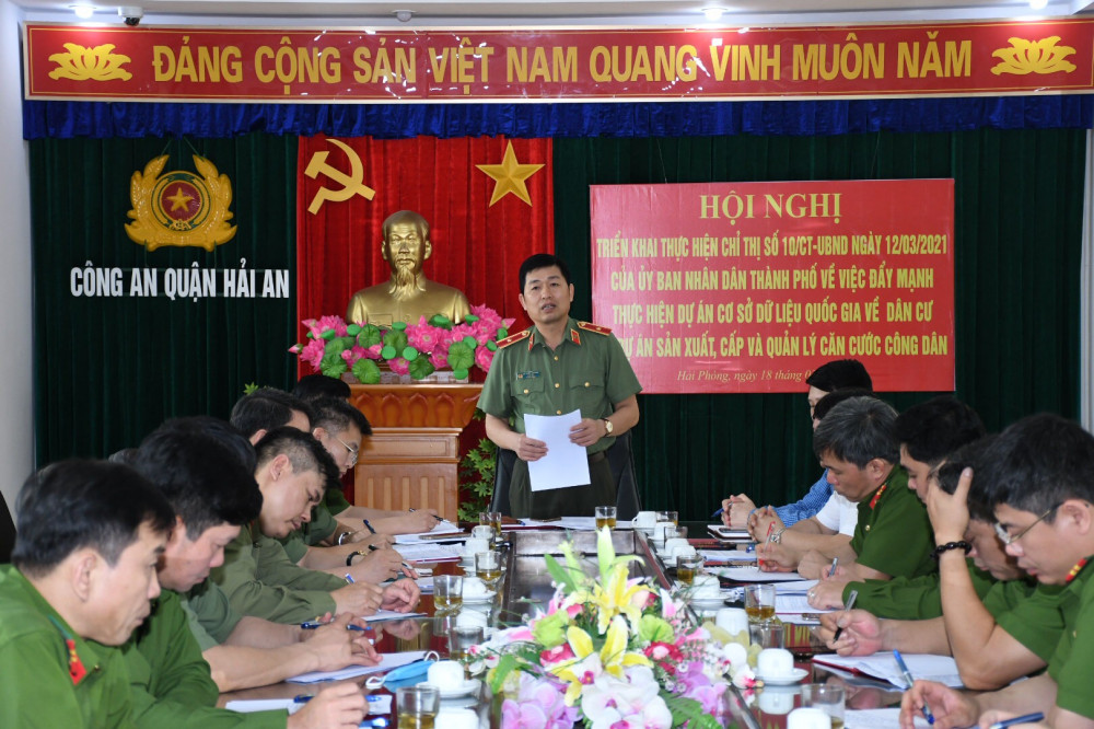 Thiếu tướng Vũ Thanh Chương – Giám đốc CATP chỉ đạo Công an các đơn vị, địa phương quyết liệt triển khai hiệu quả cao điểm cấp CCCD gắn chíp điện tử