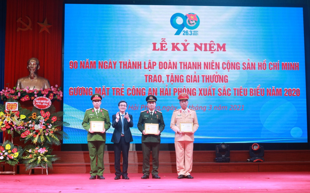 Đồng chí Đào Phú Thuỳ Dương – Bí thư Thành đoàn trao kỷ niệm chương “Vì thế hệ trẻ” cho các cá nhân xuất sắc