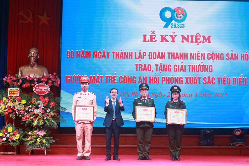 Đồng chí Đào Phú Thuỳ Dương – Bí thư Thành đoàn trao Bằng khen của TW Đoàn tặng các tập thể, cá nhân có thành tích xuất sắc