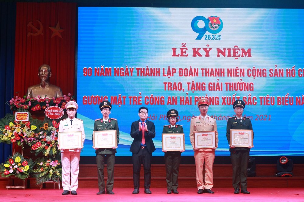 Đồng chí Nguyễn Quang Diện – Phó Bí thư Thành đoàn trao Bằng khen của Thành đoàn tặng các tập thể, cá nhân có thành tích xuất sắc