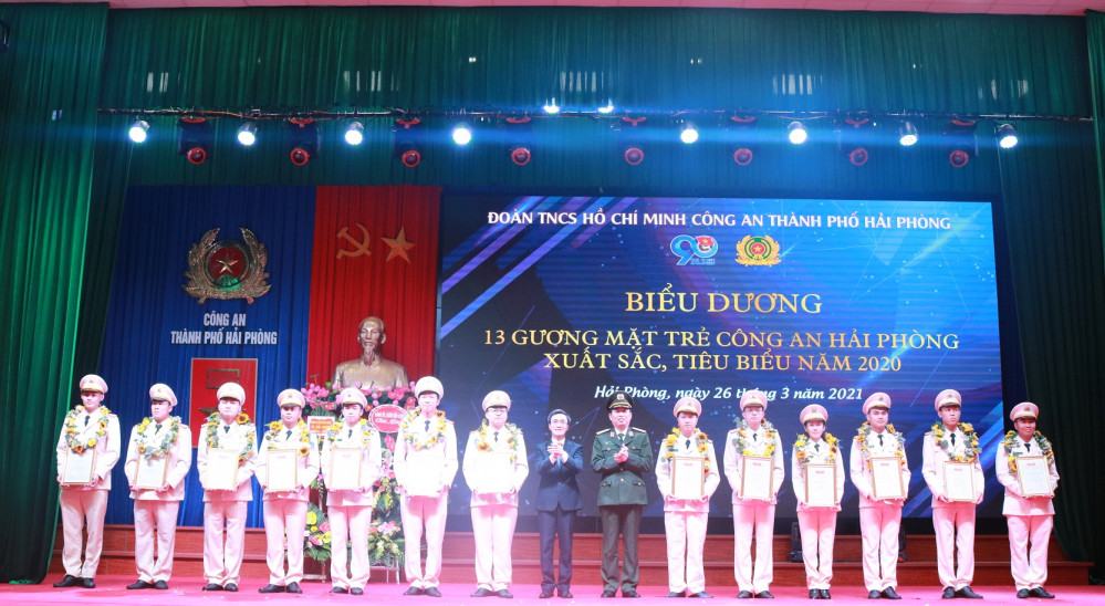 Thiếu tướng Vũ Thanh Chương – Bí thư Đảng uỷ, Giám đốc CATP và Bí thư Thành đoàn Đào Phú Thuỳ Dương, trao Giấy chứng nhận, tặng hoa chúc mừng các “Gương mặt trẻ CAHP xuất sắc tiêu biểu” năm 2020