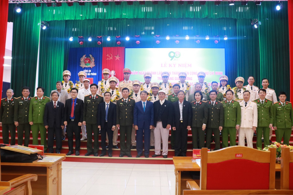 Các đồng chí lãnh đạo CATP, Thành đoàn và Trung tướng Trần Bá Thiều chụp ảnh lưu niện cùng tuổi trẻ CATP