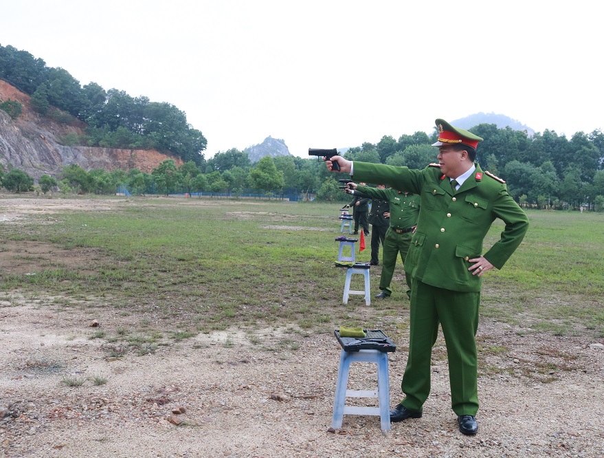 Đại tá Bùi Trung Thành – Phó Giám đốc CATP tham gia khai mạc xạ trường