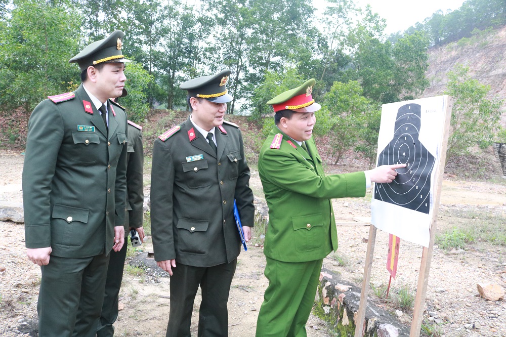 Đại tá Bùi Trung Thành – Phó Giám đốc CATP kiểm tra kết quả bắn súng