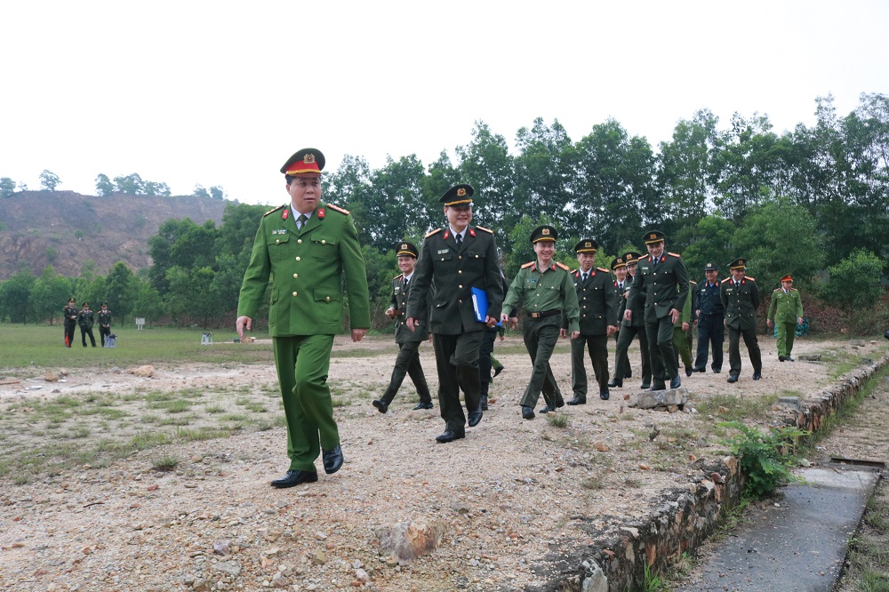 Đại tá Bùi Trung Thành – Phó Giám đốc CATP kiểm tra kết quả bắn súng