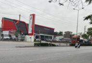 Xe mô tô “vô tư” đi ngược chiều tại điểm mở km 104 Quốc lộ 5 kéo dài (đường Nguyễn Bỉnh Khiêm)