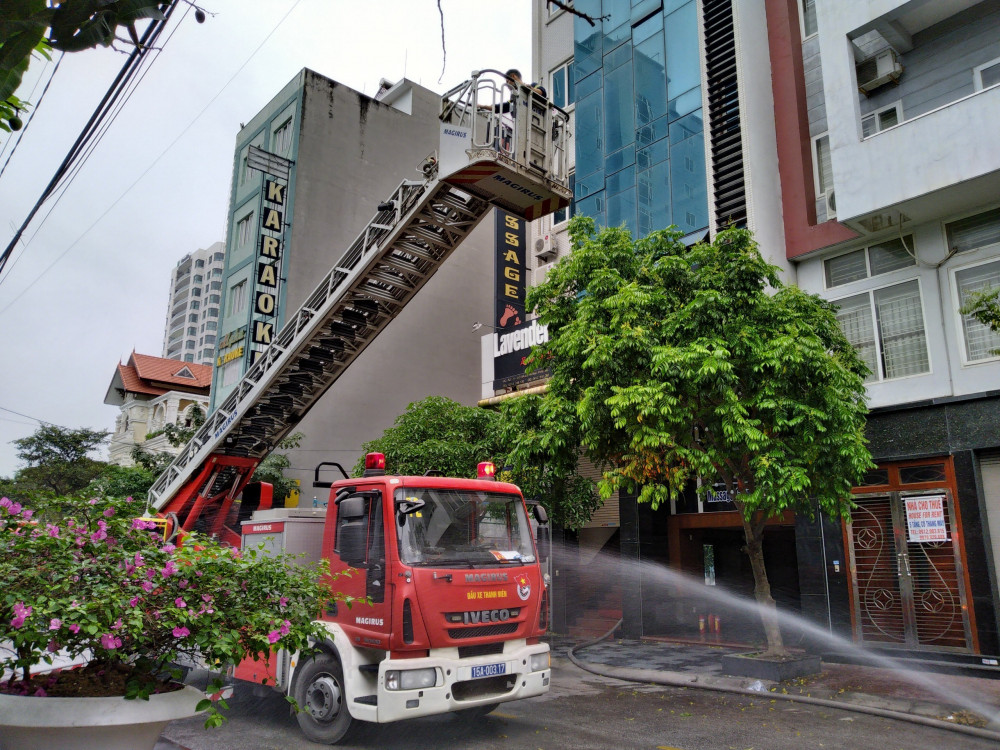 Cứu thành công 5 người trong toà nhà 9 tầng bị cháy