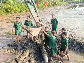 Lực lượng Công Binh tổ chức tháo gỡ thu hồi, di chuyển quả bom trên theo đúng quy định, quy trình kỹ thuật đảm bảo an toàn tuyệt đối. Lực lượng Công Binh tổ chức tháo gỡ thu hồi, di chuyển quả bom trên theo đúng quy định, quy trình kỹ thuật đảm bảo an toàn tuyệt đối.