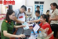 Nữ Phó Đội trưởng “truyền lửa” trong cao điểm cấp CCCD gắn chíp điện tử