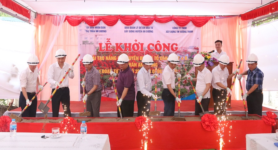 Lãnh đạo huyện An Dương, lãnh đạo thị trấn An Dương cùng nhà thầu khởi công dự án