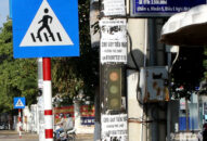 Treo quảng cáo ở cột điện có thể bị phạt đến 2 triệu đồng