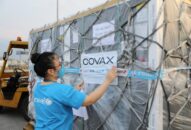 20h tối nay, hơn 1,6 triệu liều vắc xin của COVAX đã đến Viện Vệ sinh Dịch tễ TW