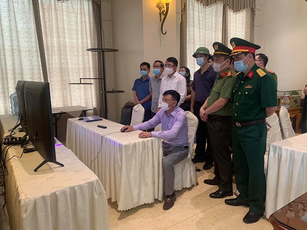 Lực lượng chức năng kiểm tra thiết bị giám sát các phòng nghỉ tại khách sạn. Lực lượng chức năng kiểm tra thiết bị giám sát các phòng nghỉ tại khách sạn.