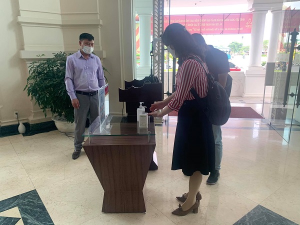 Khách ra, vào khách sạn được nhân viên hướng dẫn thực hiện nghiêm quy định phòng, chống dịch bệnh Covid-19 Khách ra, vào khách sạn được nhân viên hướng dẫn thực hiện nghiêm quy định phòng, chống dịch bệnh Covid-19