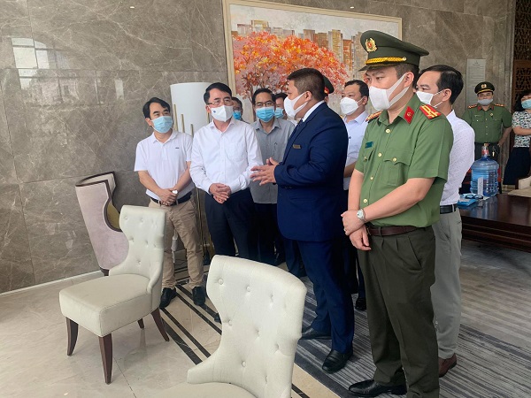 Đồng chí Lê Khắc Nam, Phó Chủ tịch UBND thành phố kiểm tra thiết bị giám sát các phòng nghỉ tại khách sạn. Đồng chí Lê Khắc Nam, Phó Chủ tịch UBND thành phố kiểm tra thiết bị giám sát các phòng nghỉ tại khách sạn.