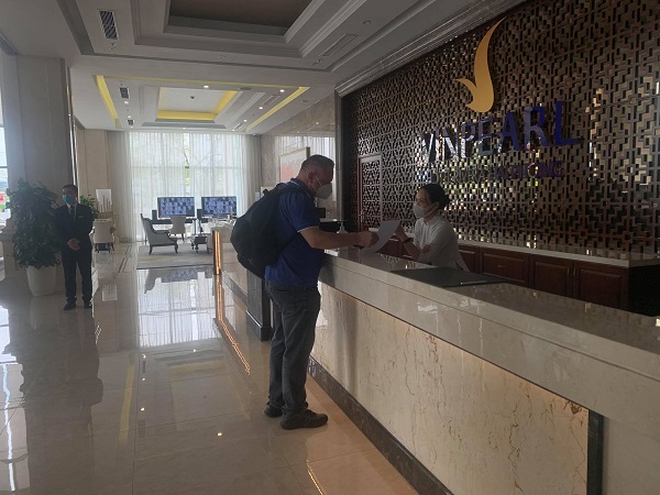 Khách ra vào khách sạn phải thực hiện khai báo y tế và tuân thủ các quy định phòng, chống dịch Covid-19 Khách ra vào khách sạn phải thực hiện khai báo y tế và tuân thủ các quy định phòng, chống dịch Covid-19