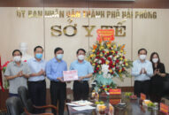 Bí thư Thành ủy thăm, tặng quà lực lượng y tế trong công tác phòng, chống dịch COVID-19