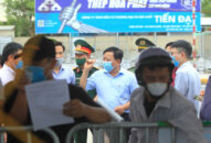 Đảm bảo khoảng cách an toàn nơi khai báo y tế tại Chốt kiểm soát dịch bệnh COVID-19 khu vực cầu Nghìn