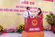 Phó Thủ tướng Chính phủ Lê Văn Thành tham dự bỏ phiếu bầu cử tại Tổ bầu cử số 1, phường Đồng Quốc Bình (quận Ngô Quyền)