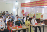 Đồng chí Lê Khắc Nam, Phó Chủ tịch UBND thành phố dự lễ khai mạc tại Tổ bầu cử số 2 thôn Tự Lập, xã Đặng Cương (huyện An Dương)