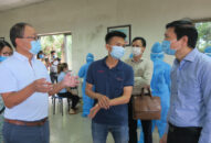 Xét nghiệm đề phòng dịch bệnh xâm nhập vào khu, cụm công nghiệp của thành phố