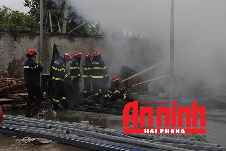 Các lực lượng triển khai chữa cháy