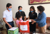 Hội Liên hiệp Phụ nữ thành phố đi thăm và tặng quà con một số y bác sĩ tình nguyện chi viện tại tỉnh Bắc Giang