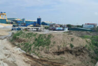 Hải Phòng: Bãi vật liệu trái phép “băm nát” hành lang cầu đường