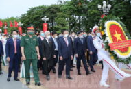 Đoàn lãnh đạo và đại biểu HĐND thành phố khóa 16 dâng hương tưởng niệm các Anh hùng liệt sĩ và đồng chí Nguyễn Đức Cảnh